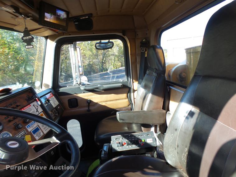 image for item DF9448 1998 Peterbilt 378 bridge inspection truck