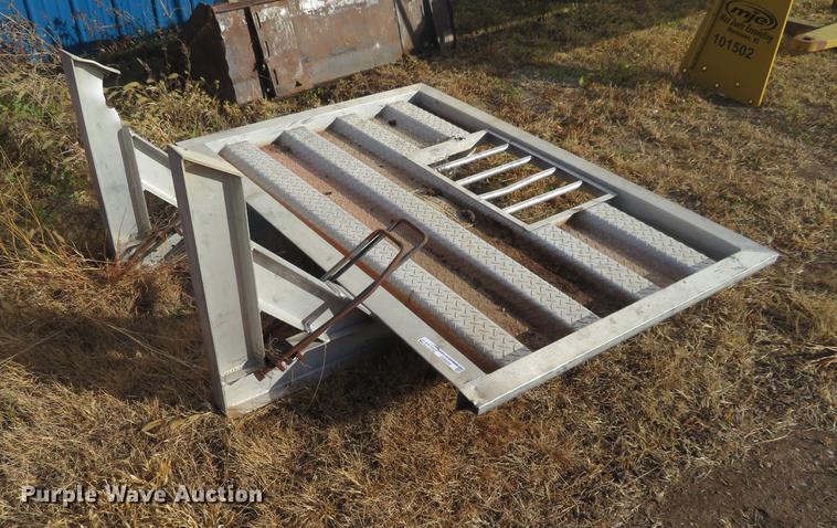 image for item DI9935 Dee Zee Diamond Blue headache rack