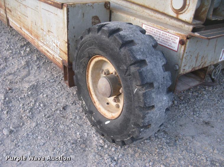 image for item DL9774 Mec 2548HT scissor lift