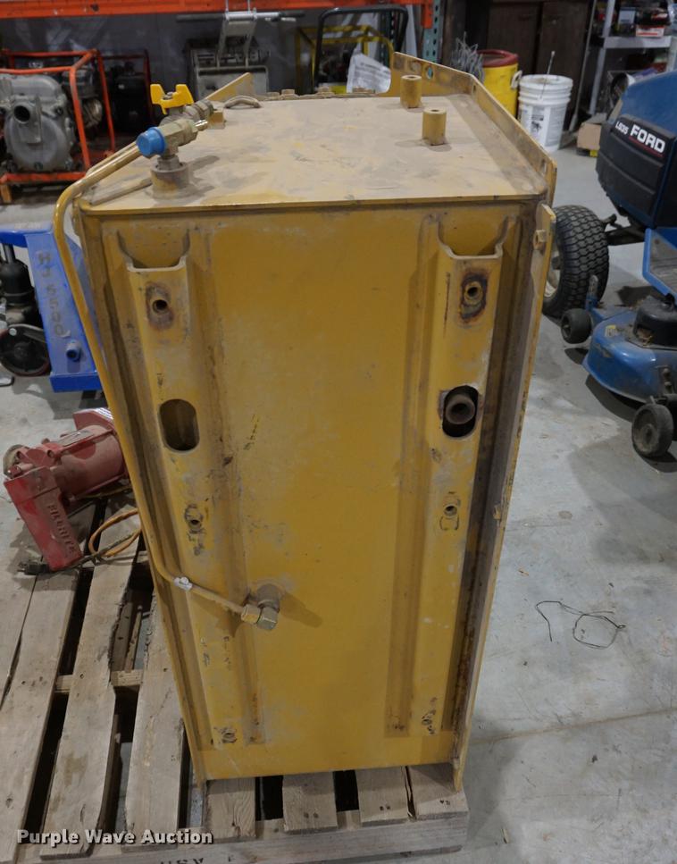 image for item DN9465 Caterpillar D4G dozer fuel tank