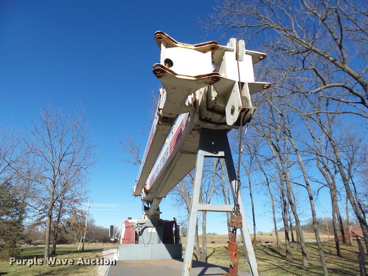 image for item DP9596 1999 International 2674 flatbed crane truck