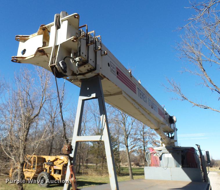 image for item DP9596 1999 International 2674 flatbed crane truck