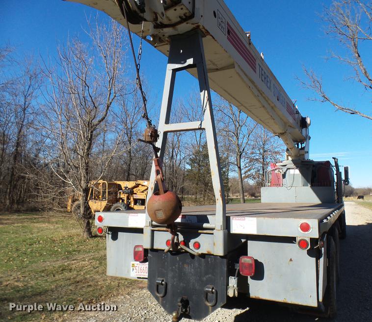 image for item DP9596 1999 International 2674 flatbed crane truck