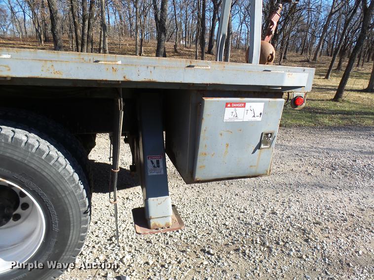 image for item DP9596 1999 International 2674 flatbed crane truck