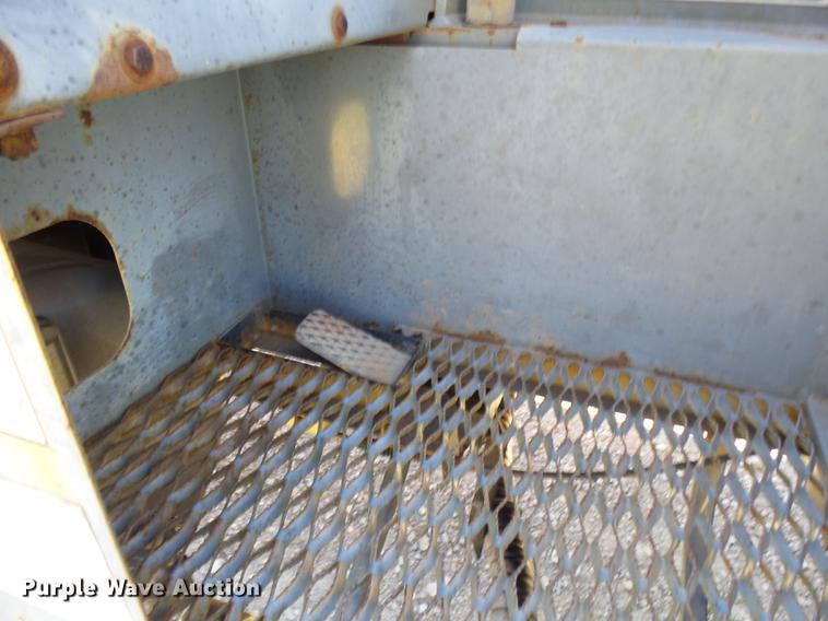 image for item DP9596 1999 International 2674 flatbed crane truck