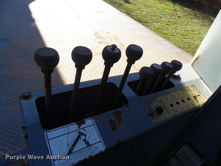 image for item DP9596 1999 International 2674 flatbed crane truck