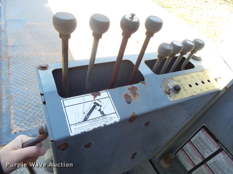 image for item DP9596 1999 International 2674 flatbed crane truck