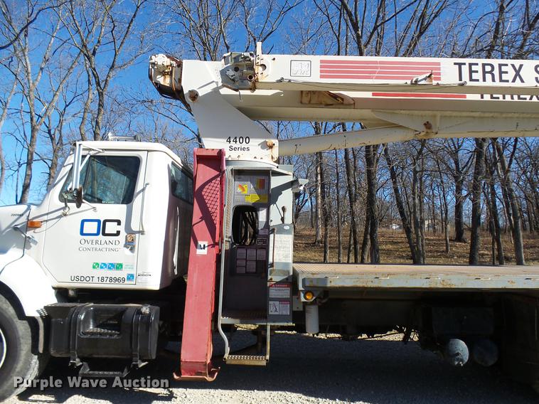 image for item DP9596 1999 International 2674 flatbed crane truck