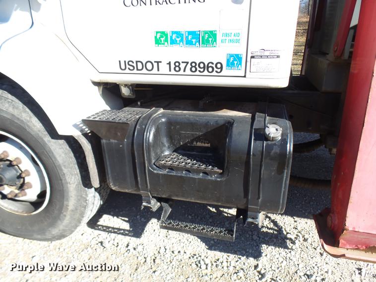 image for item DP9596 1999 International 2674 flatbed crane truck