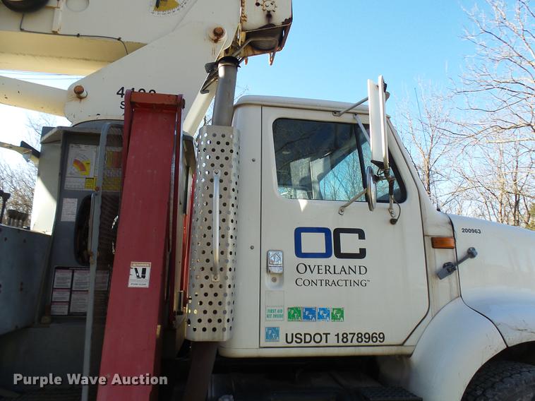 image for item DP9596 1999 International 2674 flatbed crane truck