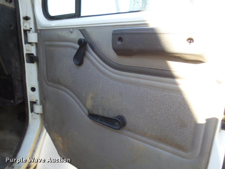 image for item DP9596 1999 International 2674 flatbed crane truck