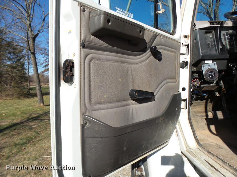 image for item DP9596 1999 International 2674 flatbed crane truck