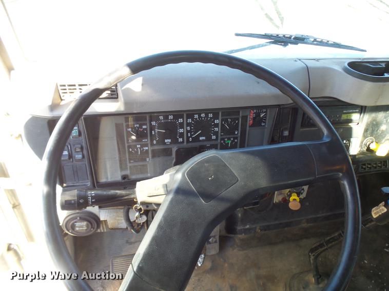 image for item DP9596 1999 International 2674 flatbed crane truck