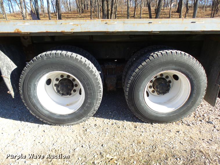 image for item DP9596 1999 International 2674 flatbed crane truck