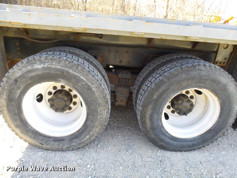 image for item DP9596 1999 International 2674 flatbed crane truck