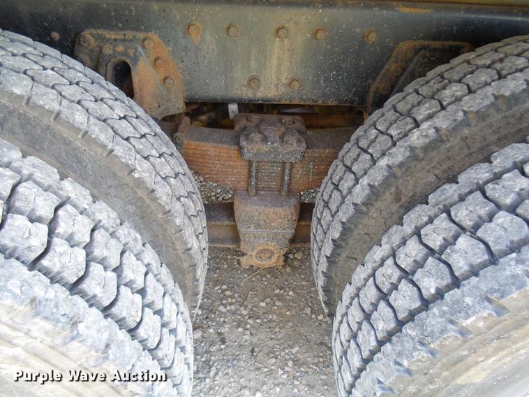 image for item DP9596 1999 International 2674 flatbed crane truck