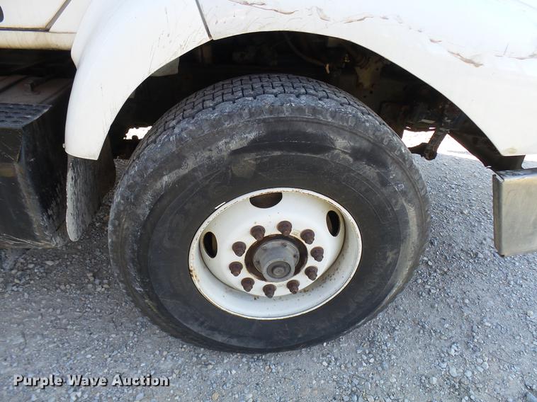 image for item DP9596 1999 International 2674 flatbed crane truck