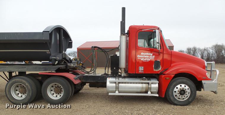 image for item DX9011 2006 Freightliner Columbia semi truck