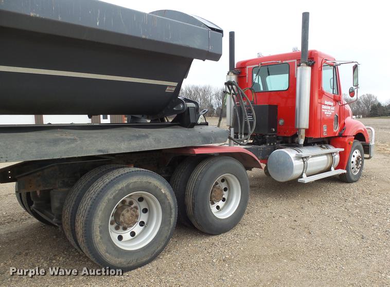 image for item DX9011 2006 Freightliner Columbia semi truck