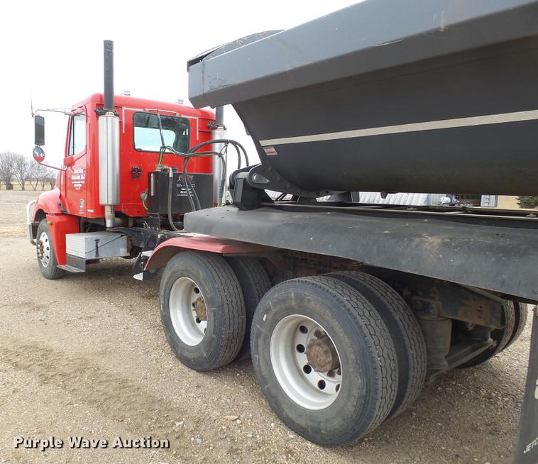 image for item DX9011 2006 Freightliner Columbia semi truck