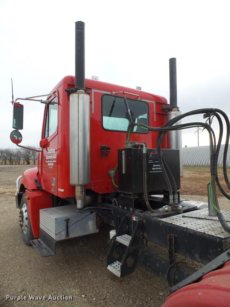 image for item DX9011 2006 Freightliner Columbia semi truck