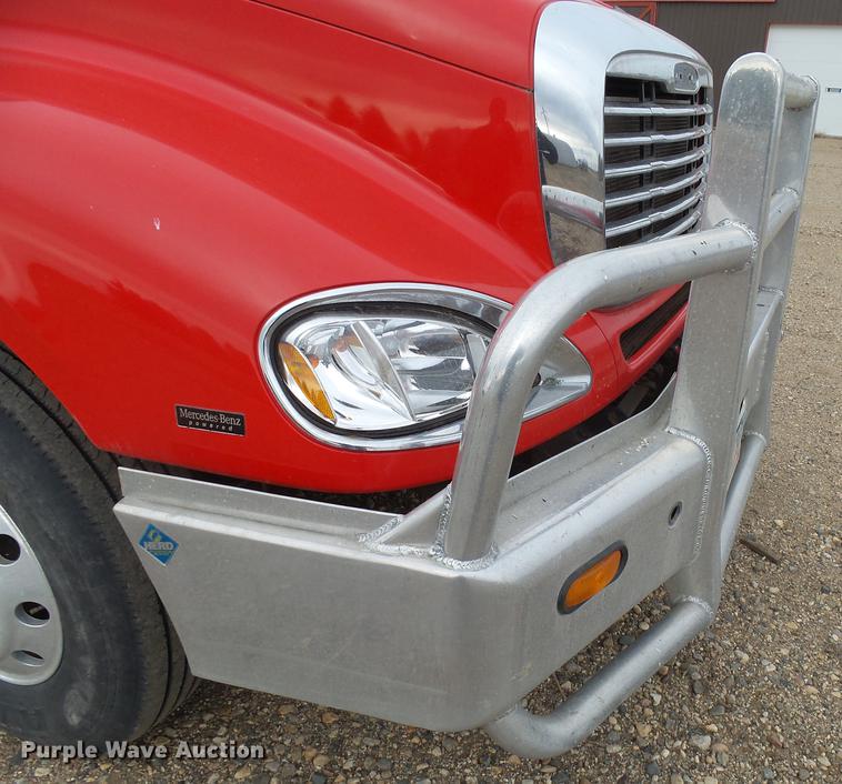 image for item DX9011 2006 Freightliner Columbia semi truck