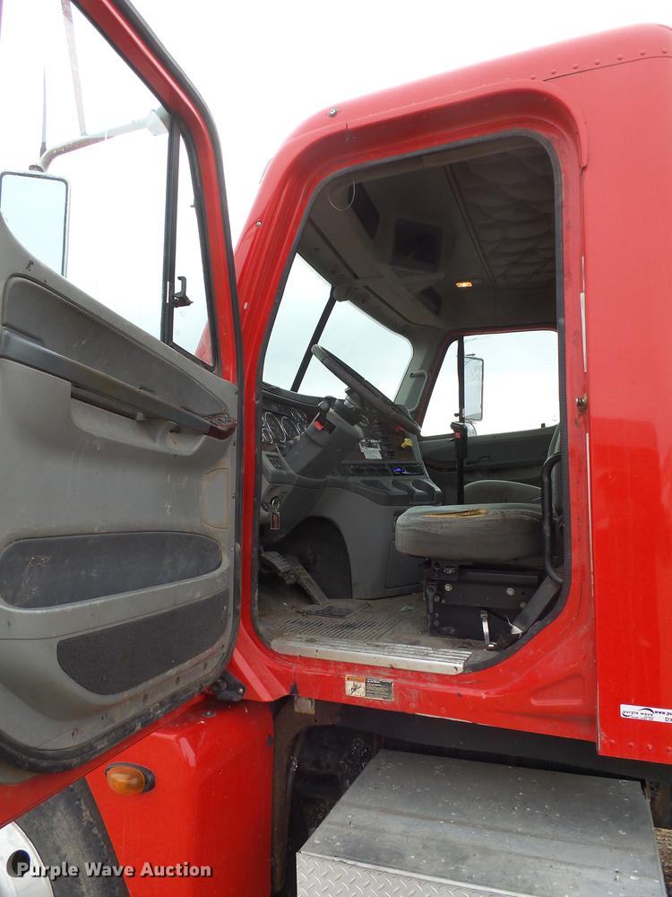 image for item DX9011 2006 Freightliner Columbia semi truck