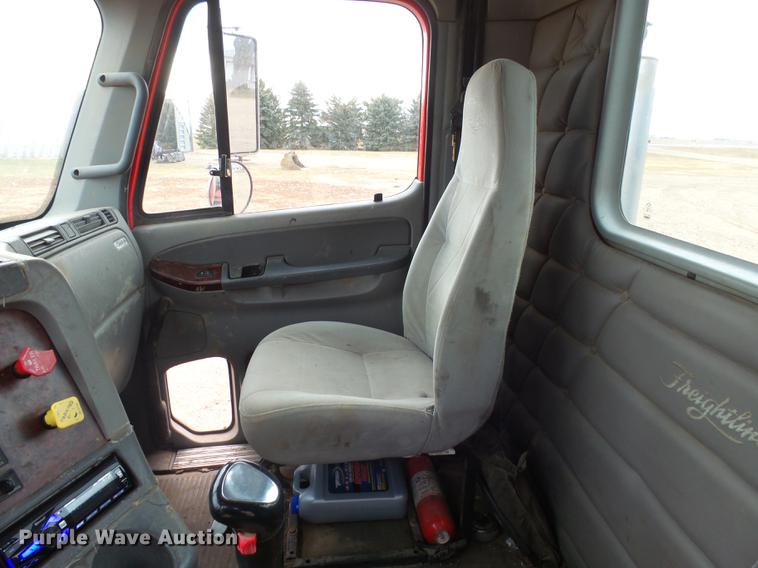 image for item DX9011 2006 Freightliner Columbia semi truck