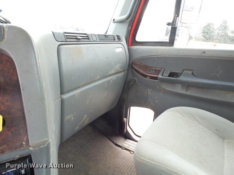 image for item DX9011 2006 Freightliner Columbia semi truck