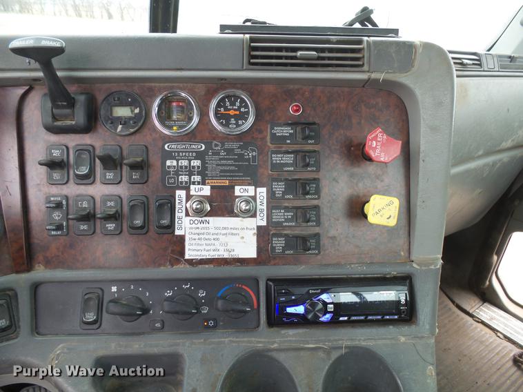 image for item DX9011 2006 Freightliner Columbia semi truck