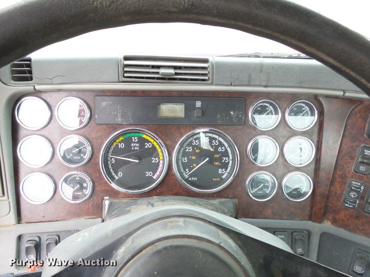 image for item DX9011 2006 Freightliner Columbia semi truck