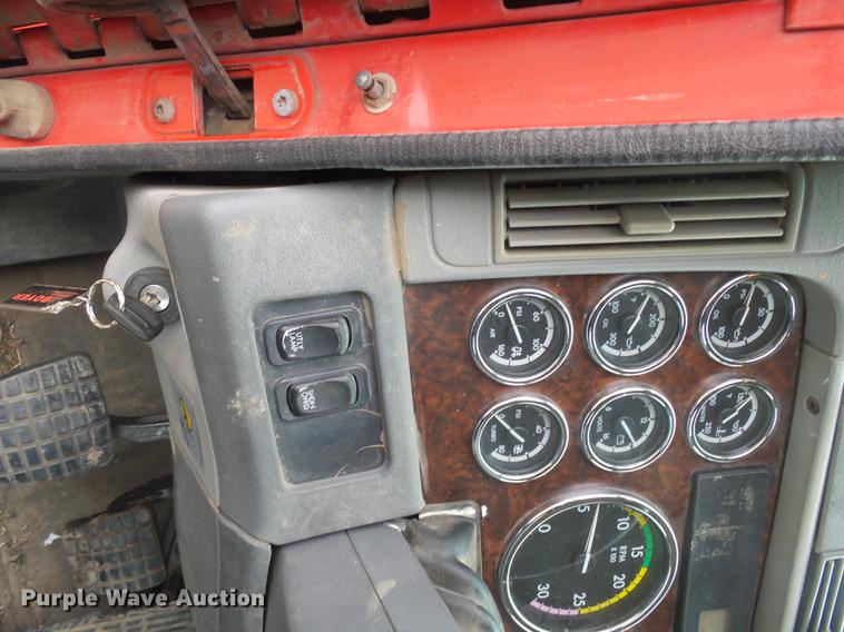 image for item DX9011 2006 Freightliner Columbia semi truck