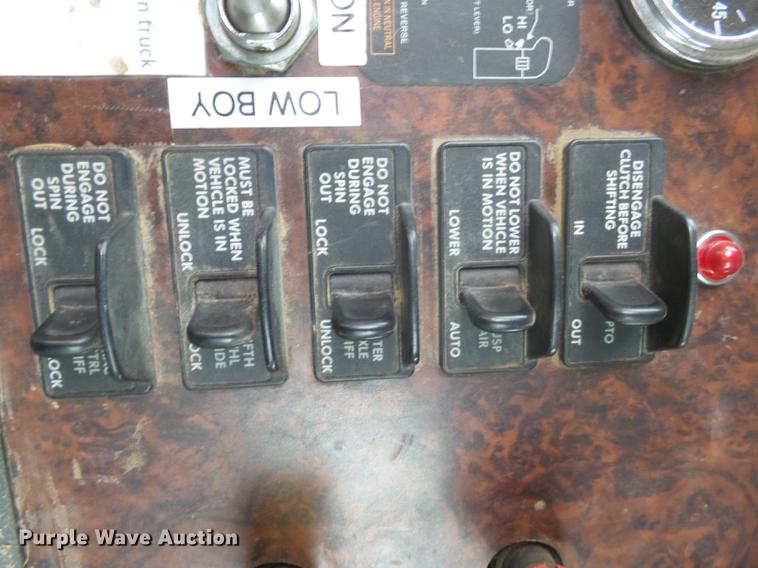 image for item DX9011 2006 Freightliner Columbia semi truck