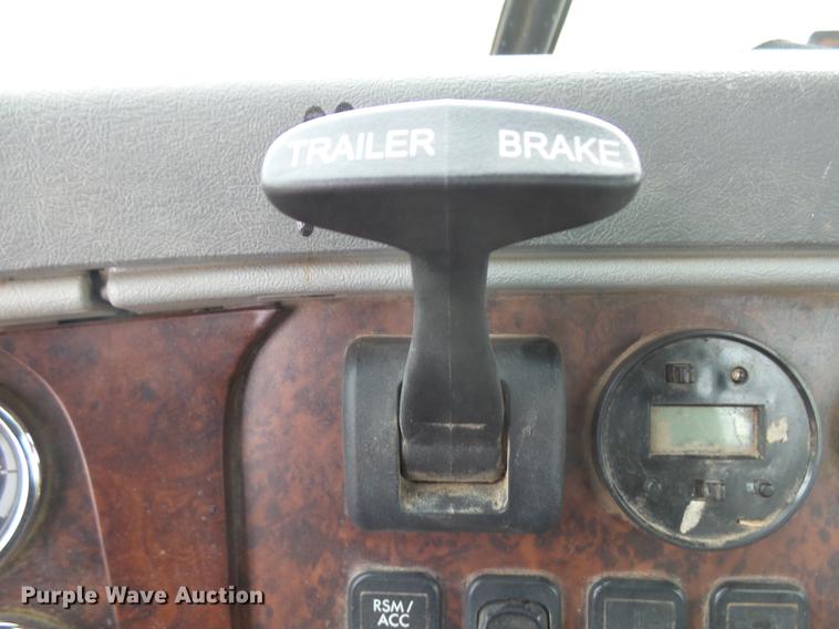 image for item DX9011 2006 Freightliner Columbia semi truck