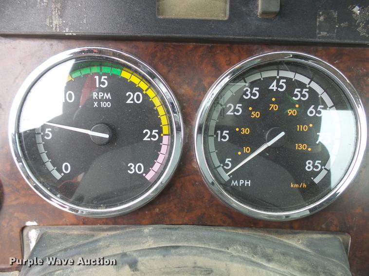 image for item DX9011 2006 Freightliner Columbia semi truck