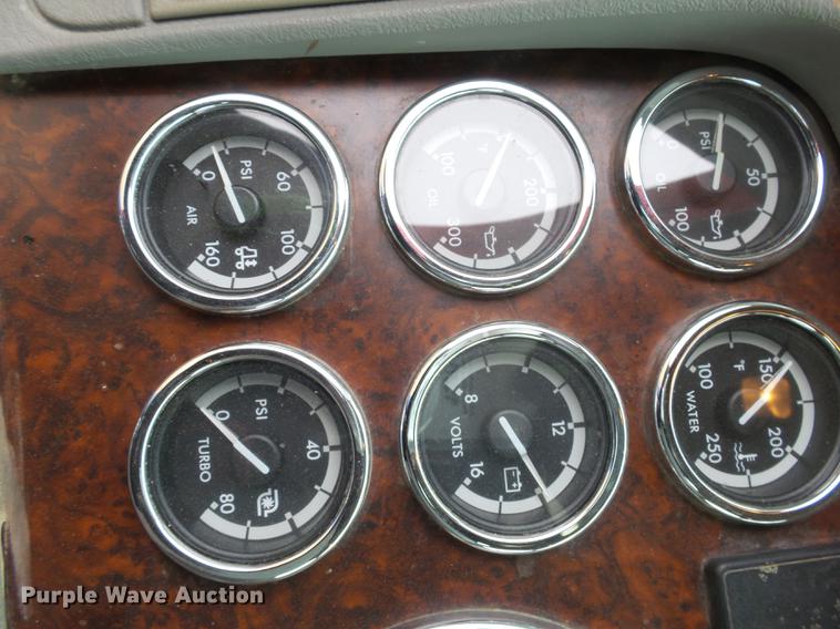 image for item DX9011 2006 Freightliner Columbia semi truck