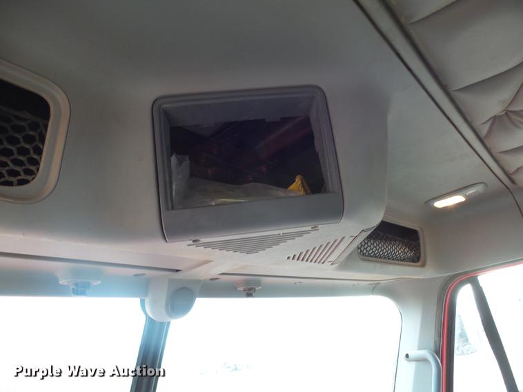 image for item DX9011 2006 Freightliner Columbia semi truck