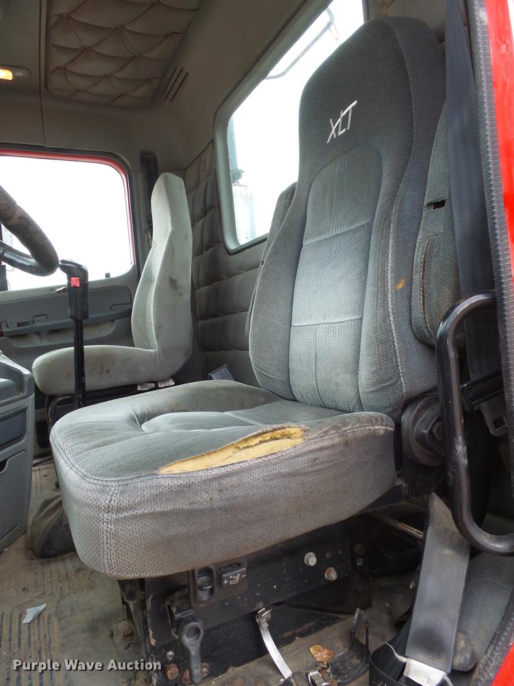 image for item DX9011 2006 Freightliner Columbia semi truck