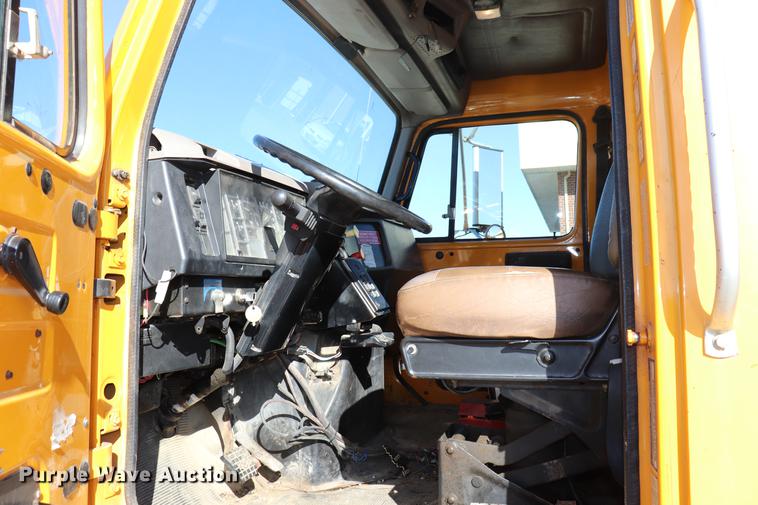 image for item EC9250 2000 International 4900 dump truck