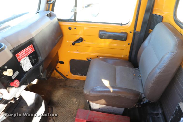 image for item EC9250 2000 International 4900 dump truck