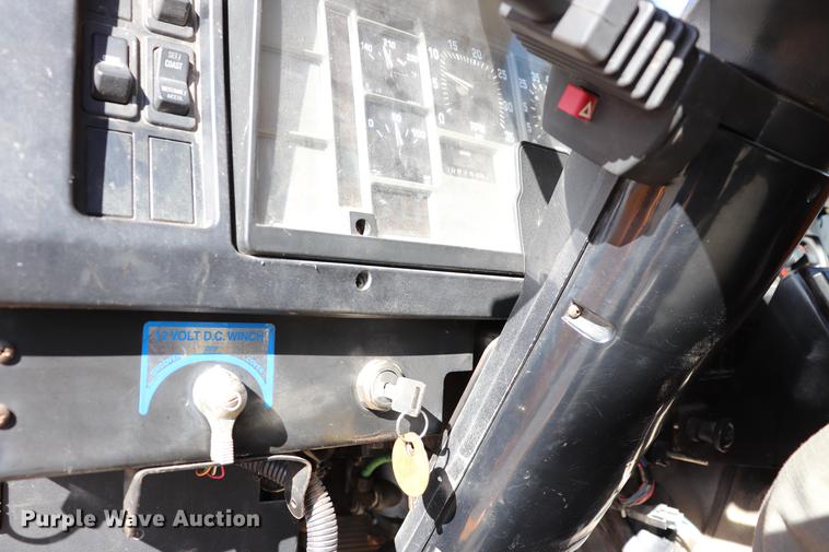 image for item EC9250 2000 International 4900 dump truck