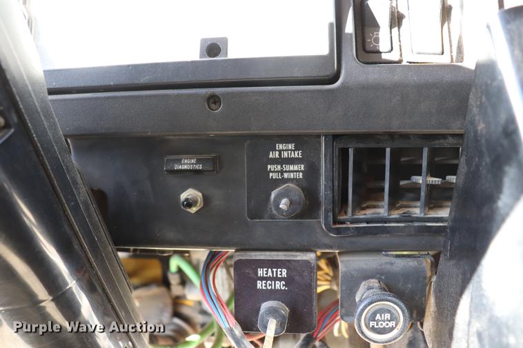 image for item EC9250 2000 International 4900 dump truck