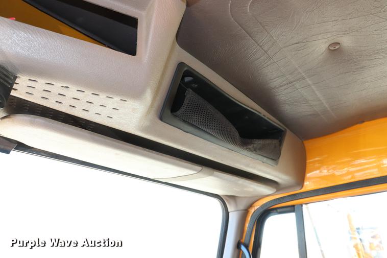 image for item EC9250 2000 International 4900 dump truck