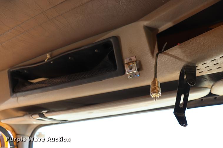 image for item EC9250 2000 International 4900 dump truck