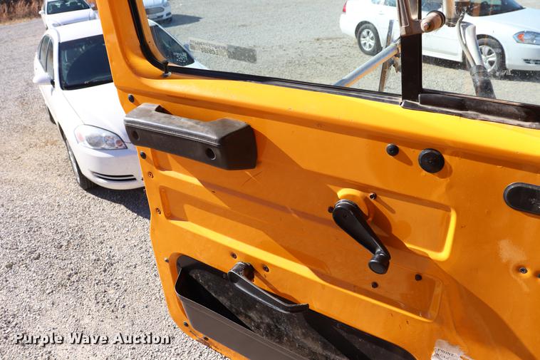 image for item EC9250 2000 International 4900 dump truck