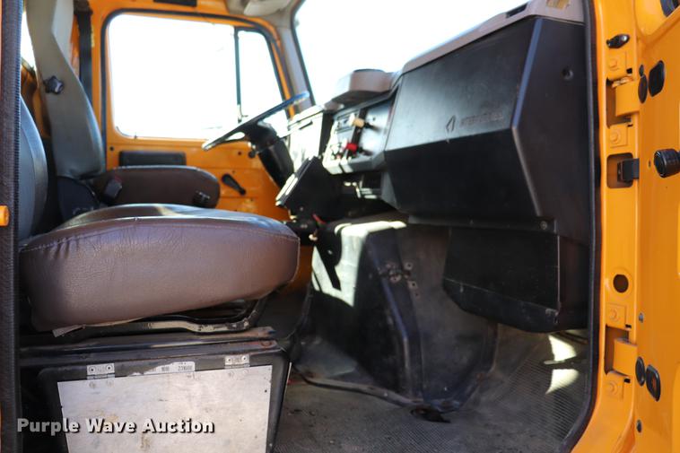 image for item EC9250 2000 International 4900 dump truck