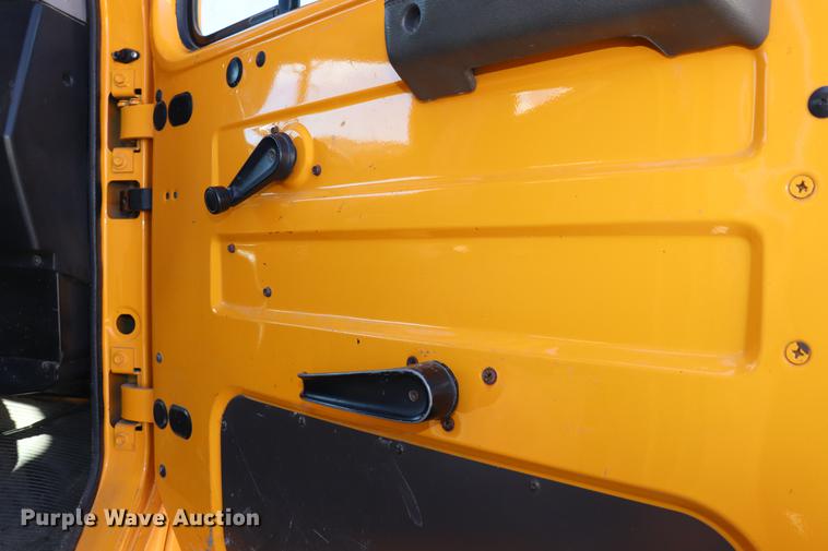 image for item EC9250 2000 International 4900 dump truck