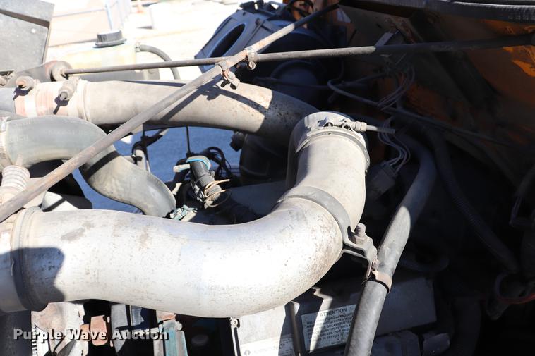 image for item EC9250 2000 International 4900 dump truck