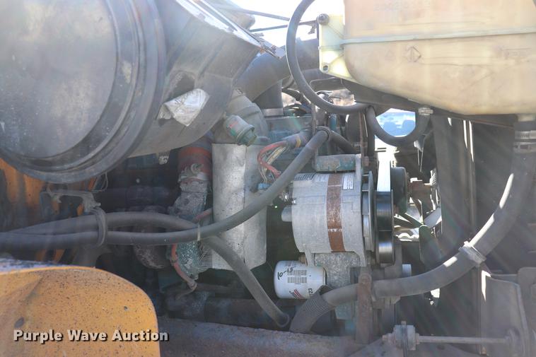 image for item EC9250 2000 International 4900 dump truck