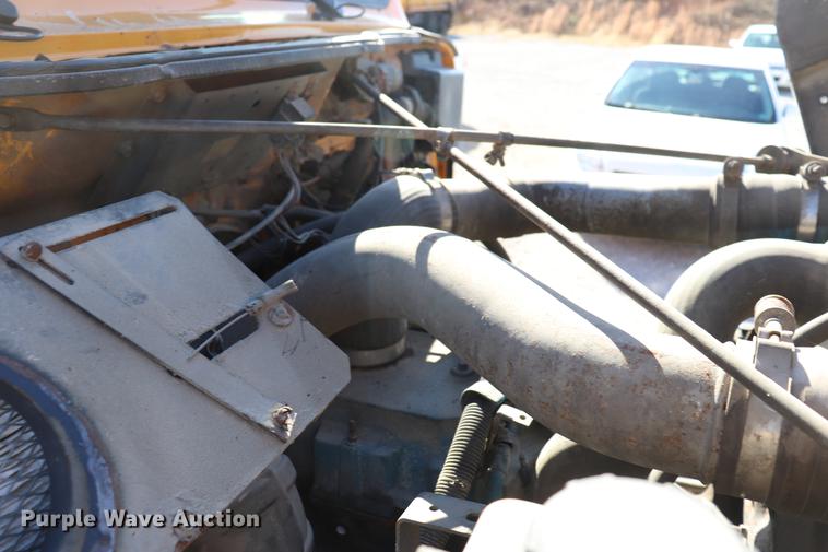 image for item EC9250 2000 International 4900 dump truck